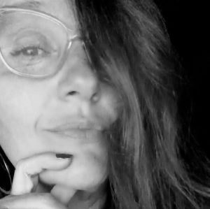 Femme méditant dans un environnement naturel paisible